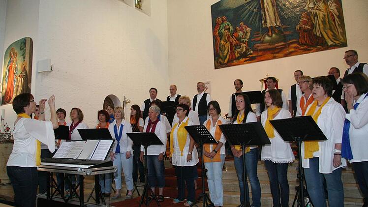 Unter der Leitung von Christiane Stömer-Rauh veranstalte der Gospelchor in der Kirche in Pressig ein Benefizkonzert. Der Erlös kommt Opfern der Flutkatastrophe zugute. Foto: Sonja Adam