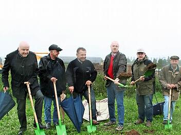 Im strömenden Regen stellten sich Planer Michael Miller, Abwassermeister Klaus Düthorn, Jürgen Ganzmann (Bauamt), Bürgermeister Gerald Brehm, die Bauunternehmer Markus und Gerd Köhler (von links) der Aufgabe des Spatenstichs.  Foto: Evi Seeger