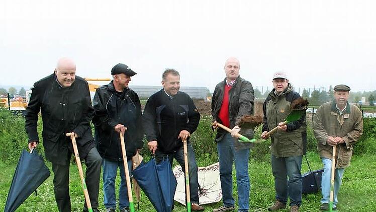 Im strömenden Regen stellten sich Planer Michael Miller, Abwassermeister Klaus Düthorn, Jürgen Ganzmann (Bauamt), Bürgermeister Gerald Brehm, die Bauunternehmer Markus und Gerd Köhler (von links) der Aufgabe des Spatenstichs.  Foto: Evi Seeger