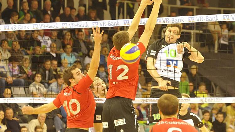 Sven Kellermann (weißes Trikot) schmettert gekonnt am Bühler Block vorbei und platziert den Ball im gegnerischen Feld. Obwohl es am Ende nicht reichte, die Coburger Volleyballer überzeugten mit vielen gelungenen Aktionen und begeisterten so die 1723 Zuschauer in der HUK-Coburg Arena. Fotos: Hagen Lehmann