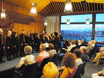 Musik aus einer anderen Welt: Der Flensborgarkórinn unter seiner Leiterin Hrafnhildur Blomsterberg sorgte im Neustadter Rathaussaal für tiefe Ergriffenheit.  Fotos: Carolin Herrmann