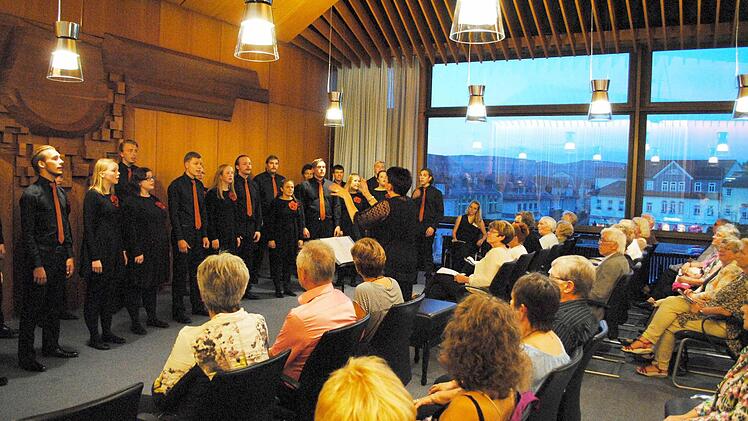 Musik aus einer anderen Welt: Der Flensborgarkórinn unter seiner Leiterin Hrafnhildur Blomsterberg sorgte im Neustadter Rathaussaal für tiefe Ergriffenheit.  Fotos: Carolin Herrmann