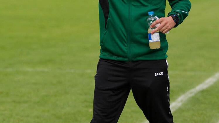 Engagiert an der Seitenlinie dirigierte Friesens Trainer Andreas Lang seine Mannschaft. Foto: Heinrich Weiß