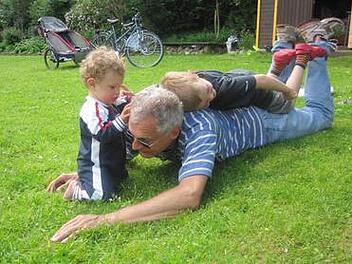 Regelmäßige Bewegung mit den Enkelkindern sind ein gutes Training für die Muskeln von Opa.   Foto: Birgit Malchow/be.p
