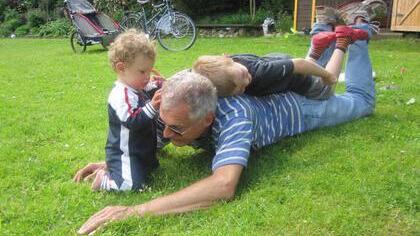 Regelmäßige Bewegung mit den Enkelkindern sind ein gutes Training für die Muskeln von Opa.   Foto: Birgit Malchow/be.p