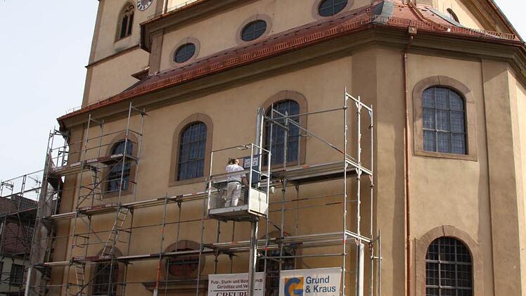 Gestern bauten Mitarbeiter der Firma Greubel den größten Teil des Gerüstes an der Jakobuskirche ab.