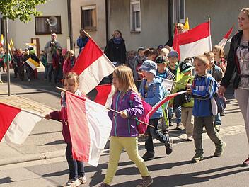Die Wallfahrt der Buben und Mädchen durch Limbach bot ein buntes Bild.  Fotos: Günther Geiling