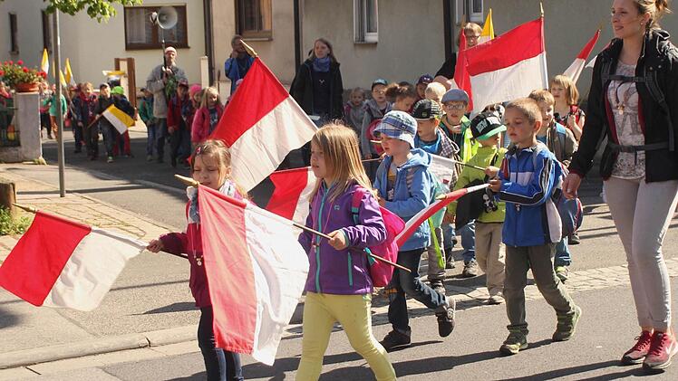 Die Wallfahrt der Buben und Mädchen durch Limbach bot ein buntes Bild.  Fotos: Günther Geiling