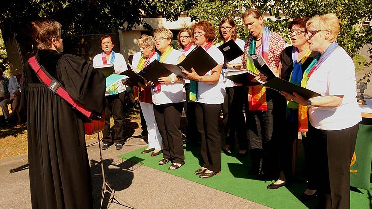 Der Chor aus Hellingen unter Leitung von Pfarrerin Claudia Winterstein (links).