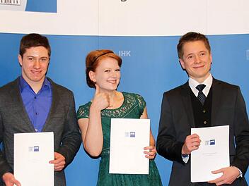 Daniel Tobias Sannig, Alina Meyer und Fabian Völker (von links) sind drei von vier Berufsanfängern aus dem IHK-Bezirk, die 2015 in ihrem Ausbildungsberuf das beste Ergebnis in ganz Bayern erreicht haben. Es fehlt der Landes- und Bundesbeste Daniel Fietzek. Foto: Bettina Knauth