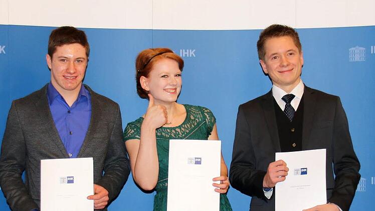 Daniel Tobias Sannig, Alina Meyer und Fabian Völker (von links) sind drei von vier Berufsanfängern aus dem IHK-Bezirk, die 2015 in ihrem Ausbildungsberuf das beste Ergebnis in ganz Bayern erreicht haben. Es fehlt der Landes- und Bundesbeste Daniel Fietzek. Foto: Bettina Knauth