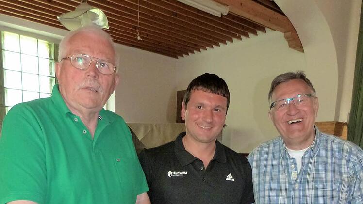 Schiedsrichter-Obmann Udo Konstantopoulos (Mitte) mit BFV-Bezirksvorsitzendem Karlheinz Bram (links) und Bezirksschiedsrichter-Obmann Siegfried Brehm (rechts). Foto: Werner Rei&szlig;aus