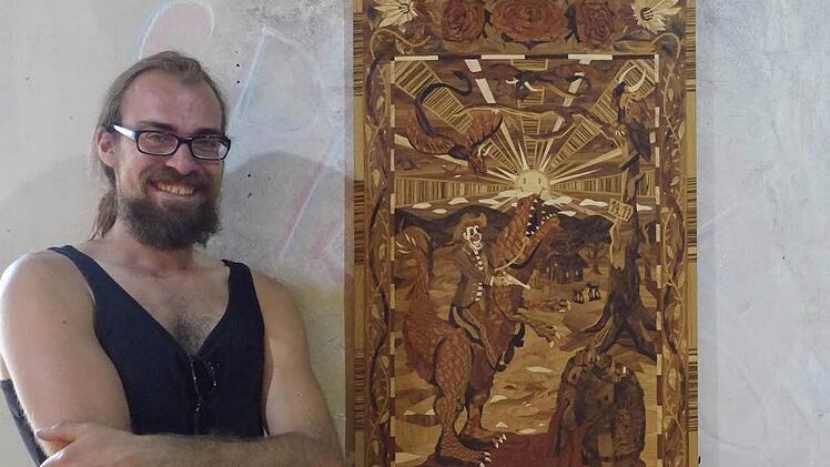 Bildhauer Clemens Söllner zeigt seine Holzintarsienarbeit. Foto: Nikolas Pelke