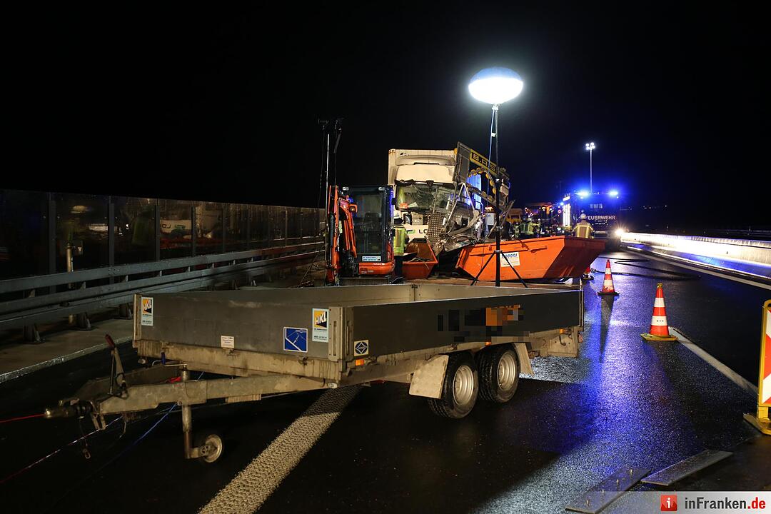 Lkw walzt Nachtbaustelle nieder - Bauarbeiter schwer verletzt - Bild der Verwuestung auf mehr als 300 Metern