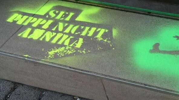 Diese Botschaft hinterließen die Sprayer auf der Treppe von Dirk Stumpe. Foto: Ulrike Müller