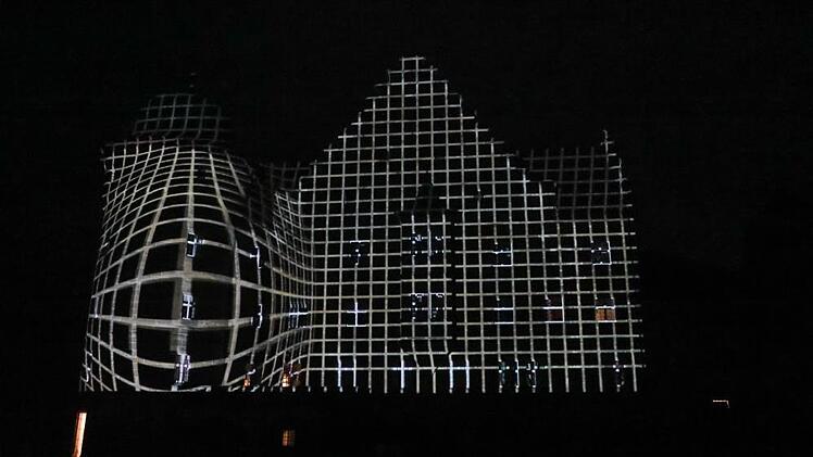 Die Schlossmauern geraten in Bewegung, scheinen sich zu wölben.Foto: Barbara Herbst