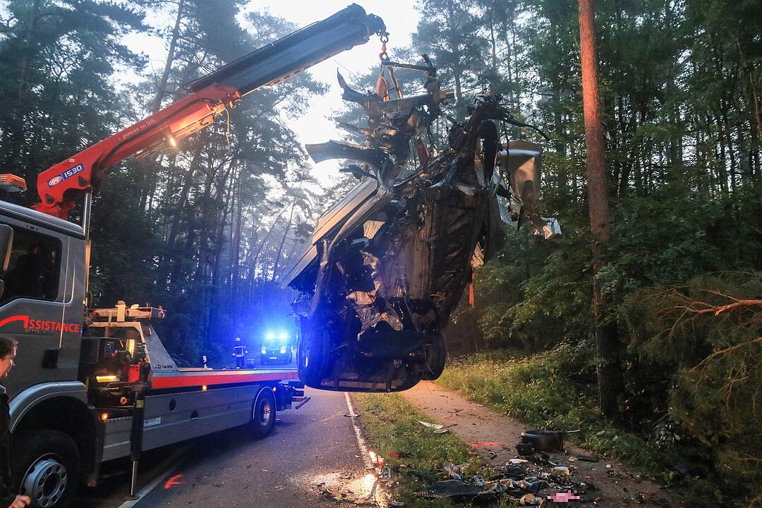 Tödlicher Unfall im Kreis Forchheim: Auto prallt gegen Baum und wird komplett zerstört - Fahrer stirbt