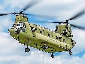 Ein doppelrotoriger CH-47-Chinook-Hubschrauber transportiert einen UH-60 Black-Hawk ab. Beide Typen wurden in letzter Zeit über Bamberger Land gesichtet.  Foto: Nicolas Armer/dpa