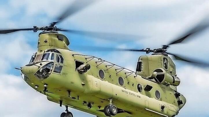 Ein doppelrotoriger CH-47-Chinook-Hubschrauber transportiert einen UH-60 Black-Hawk ab. Beide Typen wurden in letzter Zeit über Bamberger Land gesichtet.  Foto: Nicolas Armer/dpa