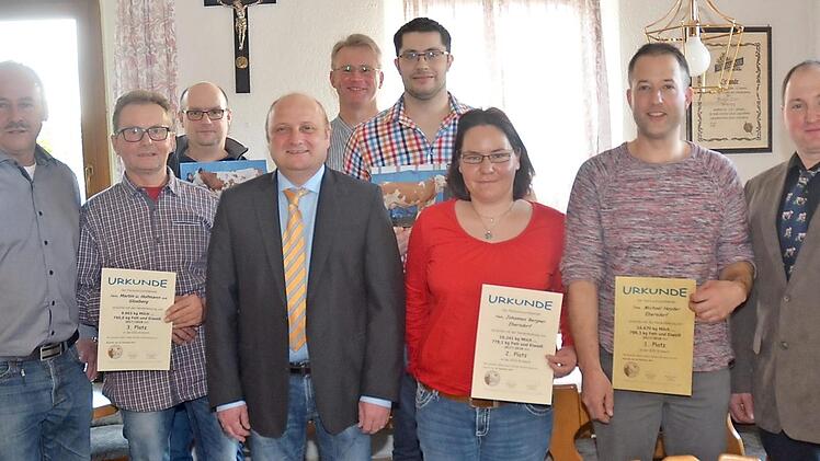 Ehrungen bei der Kreiszuchtgenossenschaft Kronach (von links): Georg Hollfelder (Vorsitzender RZV Oberfranken), Andreas Martin, Stefan Redwitz, Markus Schricker (Zuchtleiter), Wolfgang Grebner, André Hofmann, Kathrin Bergner, Michael Heyder, Matthias Renner (Vorsitzender KZG Kronach)  Foto: K.- H. Hofmann