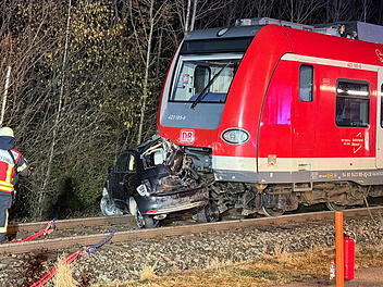Kleinwagen zerdrückt: Frau stirbt bei Unfall mit S-Bahn im Kreis München Kleinwagen zerdrückt: Frau stirbt bei Unfall mit S-Bahn im Kreis München