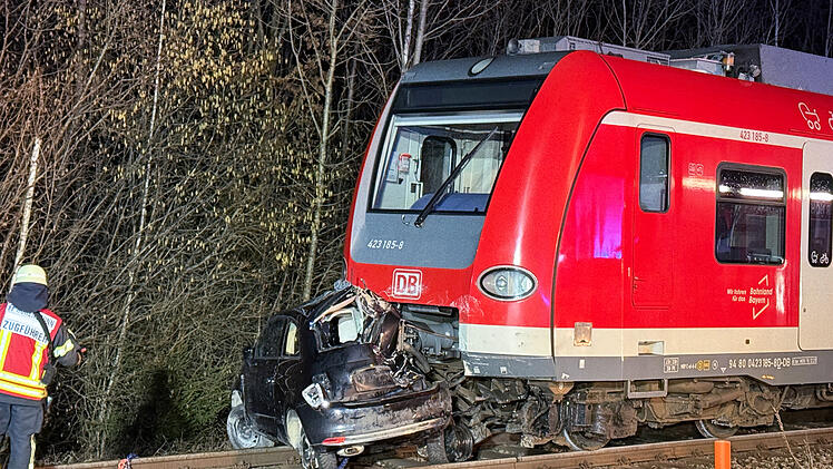 Kleinwagen zerdr&uuml;ckt: Frau stirbt bei Unfall mit S-Bahn im Kreis M&uuml;nchen