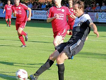 In der Anfangsphase traf Peter Heyer (r.) nur den Pfosten, doch nach gut einer Stunde markierte der Torjäger den goldenen Treffer. Foto: Wolfgang Müller