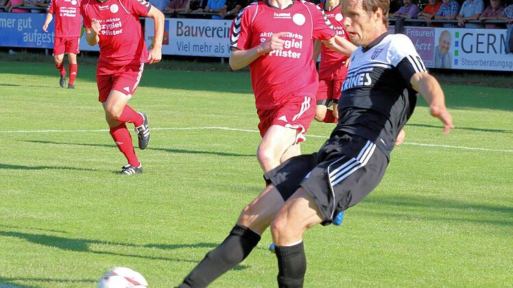 In der Anfangsphase traf Peter Heyer (r.) nur den Pfosten, doch nach gut einer Stunde markierte der Torjäger den goldenen Treffer. Foto: Wolfgang Müller
