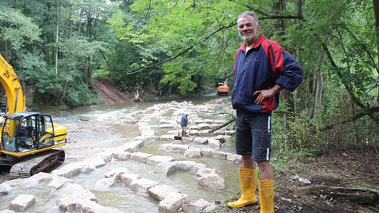 Werner Militzke ist sichtlich stolz auf die Fischtreppe in der Itz, an deren Bau er maßgeblich beteiligt ist Foto: Helke Renner