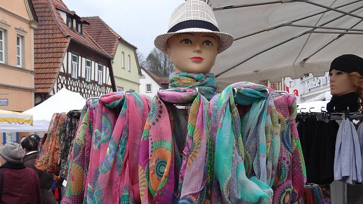 Die Zeit der warmen Strickschals ist bald vorbei. Jetzt sind Tuchschals angesagt. Am Markt gab sie es in sämtlichen Farben und Mustern.