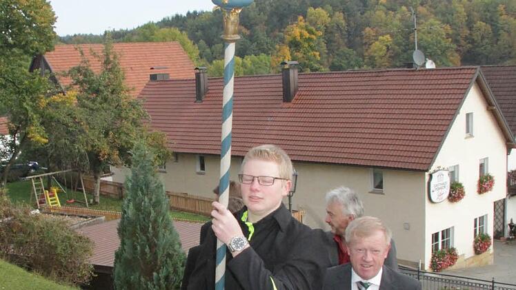 Mit einem kleinen Zug wurde Pfarrer Christian Schmidt in "seine" Kirche geleitet. Foto: Sonja Adam