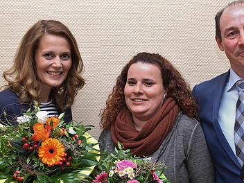 Vorsitzender Matthias Bühner verabschiedete Daniela Lorenz (links) udn Carina Ehrenberg. Foto: Werner Vogel