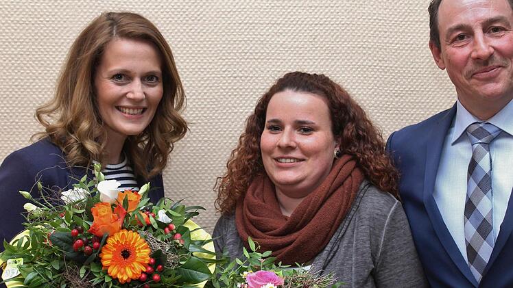 Vorsitzender Matthias Bühner verabschiedete Daniela Lorenz (links) udn Carina Ehrenberg. Foto: Werner Vogel