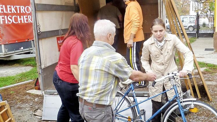 Burkard Schodorf und sein Team fahren ab 19. Oktober wieder "süße Päckchen" nach Rumänien. Unser Archivbild zeigt eine Aufnahme der Fahrt 2013.  Foto: Michaela Bieber
