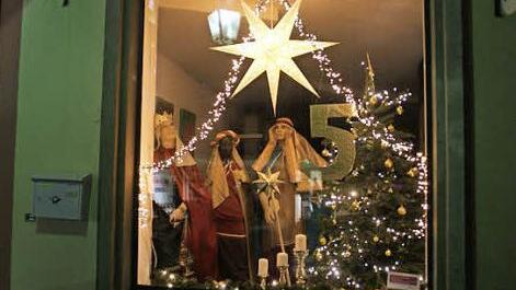 Insgesamt 24 Schaufenster in Haßfurt wurden für den begehbaren Adventskalender gestaltet. Das Bild zeigt das Fenster der Rummelsberger Anstalten in der Oberen Hauptstraße. Fotos: Sabine Weinbeer