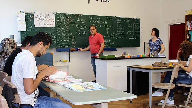 Karl-Friedrich Krohm mit seinem täglichen Alphabetisierungskurs in ehemaligen Klassenräumen in der Dr.-Gartenhof-Straße.