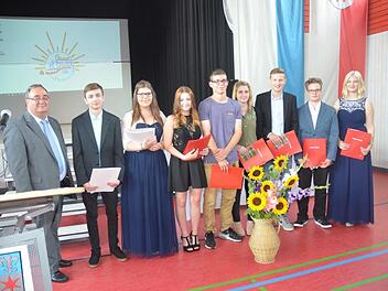 Die Klassenbesten an der Mittelschule Pressig mit Rektor Reinhard Horn (links) Foto: Karl-Heinz Hofmann