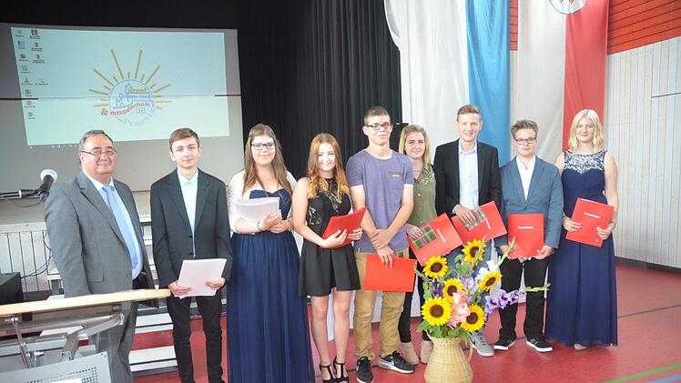 Die Klassenbesten an der Mittelschule Pressig mit Rektor Reinhard Horn (links) Foto: Karl-Heinz Hofmann