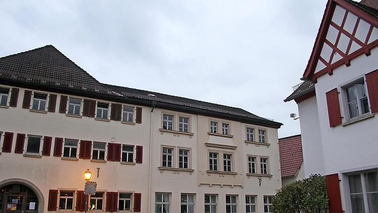 Die Machbarkeitsstudie zum Thema Sanierung oder Umbau der Brauereigaststätte "Schwarzes Ross" wird auf die in Privatbesitz befindlichen Anwesen Marktplatz 2 und Marktplatz 7 ausgeweitet. Dadurch erhöhen sich die Kosten um 50 000 Euro auf 115 000 Euro. Foto: Sonny Adam