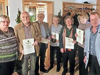 Die geehrten Mitglieder (von links): Obfrau Erika Lauterbach, Karl-Heinz Lerner, Ewald und Inge Oertel, Erika Assmann, Ilse Raithel und stellvertretender Obmann Roland Meisel  Foto: Werner Reißaus