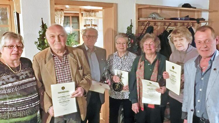 Die geehrten Mitglieder (von links): Obfrau Erika Lauterbach, Karl-Heinz Lerner, Ewald und Inge Oertel, Erika Assmann, Ilse Raithel und stellvertretender Obmann Roland Meisel  Foto: Werner Reißaus