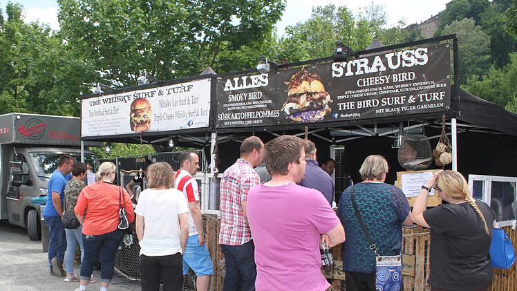 Am Stand, wo es handgemachte Burger aus Straußenfleisch gab, bildeten sich lange Schlangen. Viele nutzten die Gelegenheit, um einmal außergewöhnliche Kreationen zu probieren.Foto: Sonny Adam