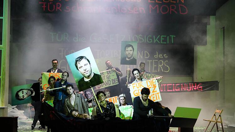 Die Oper "Aufstieg und Fall der Stadt Mahagonny" von Bert Brecht und Kurt Weill feierte Premiere am Landestheater Coburg. Regie führte Konstanze Lauterbach.Foto: Henning Rosenbusch