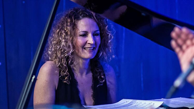 Gelungener Start in das neue Konzertjahr bei "Leise am Markt": Beatrice Kahl und John Davis begeisterten das Publikum in Coburg.Foto: Jochen Berger