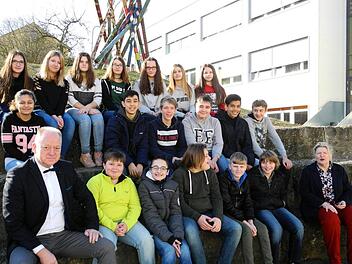 Gruppenbild mit Bürgermeister: Die  Freiherr-von-Lutz-Mittelschule in Münnerstadt hat 21 neue Schülerlotsen in Dienst gestellt. Foto: Michael Kübert
