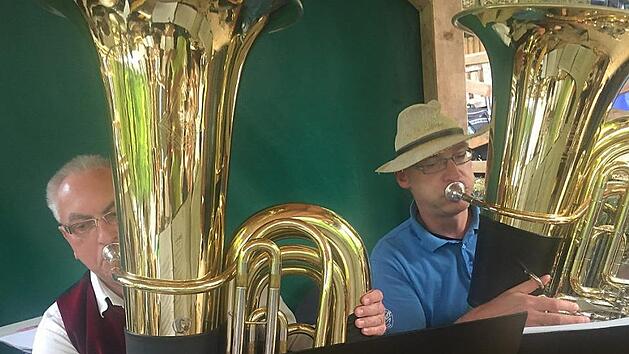 Musikalische Freundschaft auch im tiefen Blech: Emil Zachlod von der Buckenhofener Blasmusik und Ralf Schuberth vom Spielmannszug spielen auf. Foto: Heinrich Kredel