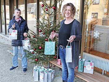 Die Jubilare des Coburger Stadtteils Wüstenahorn, die in diesem Jahr einen runden Geburtstag gefeiert haben, wurden mit einem nachträglichen Geburtstagsgeschenk überrascht (von links): Ulrich Steiner, Vorsitzender des Bürgervereins Wüstenahorn, und Ingrid Marr, Leiterin des Hauses am See.