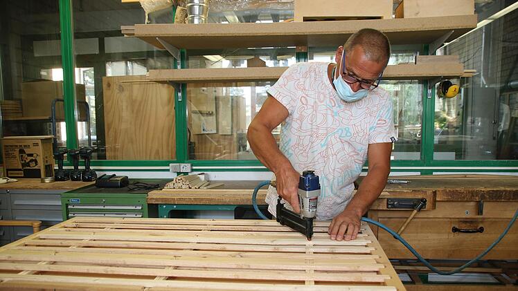 Gruppenleiter Martin Weber demonstriert den Zusammenbau in der Werkstatt. Foto: Dagmar Besand