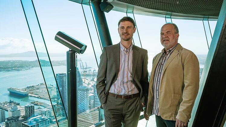 Auf der Weinmesse in Auckland lernt der Önologe Marco Zurheide (Frédéric Brossier, links) den Weingutbesitzer Tom Walker (Marek Erhardt) kennen, der ihm ein verlockendes Angebot macht. Wird Marco nach Neuseeland ziehen und seine Chefin Esther Sarchow im Stich lassen?