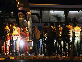 Polizeibeamte an der Rastanlage Steigerwald-Süd vor einem Fürth-Fan-Bus, bei dem Chaoten die Scheiben eingeschlagen hatten. Foto: News5